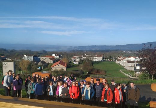Corenta veciños e veciñas de Frades visitan o mosteiro de Oseira durante a súa peregrinaxe entre San Cristovo de Cea e Dozón